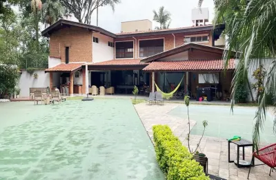 Casa alto padrão à venda com quartos sendo 4 suítes, 6 banheiros e 6 vagas de garagem.