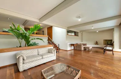 Linda casa em rua fechada à venda no morumbi na região do clube paineiras com 5 suítes distribuídos em 900m2.