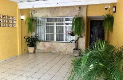 Casa no jardim aeroporto com 118m2, 2 dormitórios, 3 banheiros, 2 vagas de garagem, armários nos quartos e cozinha, quintal com churrasqueira.