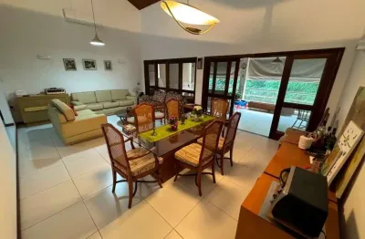 Casa à venda no Condomínio em Atibaia, 7 Quartos sendo 4 Suítes e 4 Vagas de Garagem