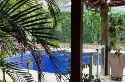 Casa espetacular, bandeirantes, foto voltaica, poço artesiano, piscina com deck, linda área gourmet, 03 suítes, salas amplas.