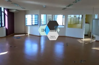 Conjunto comercial a venda ou locação de 139m2 com banheiros, ar condicionado e 2 vagas