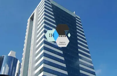 Conjunto comercial para locação de 272m2 com bancadas e estações de trabalho e 08 vagas