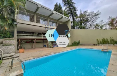 Casa à venda de 900m2 no morumbi com 5 suítes, 08 vagas e piscina privativa