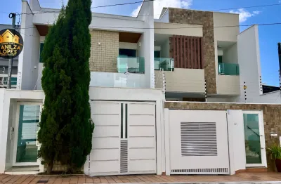 Linda casa com 290m² com todos os cômodos grandes, pé direito alto e garagem para até 05 carros.