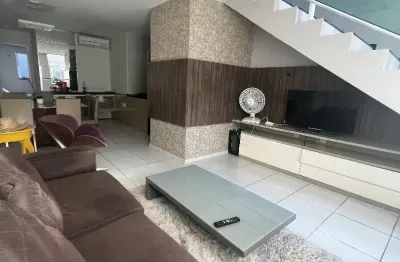 Casa duplex com móveis projetados com 03 suítes deck & churrasqueira