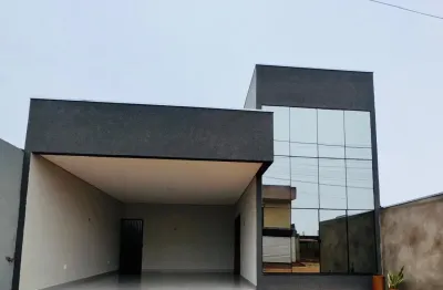 Casa com fino acabamento ,pé direito alto e iluminação inteligente. 