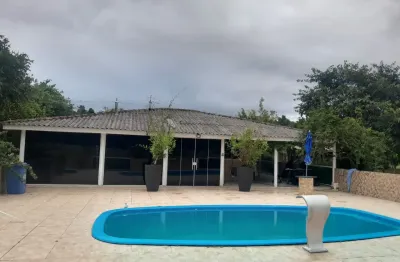 Chacará com casa à margem pr 508 km 5 toda em vidro com piscina.