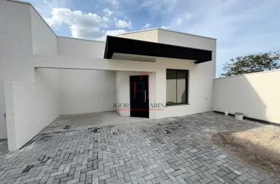 Excelente casa nova em condomínio, localizada no centro de quatro barras