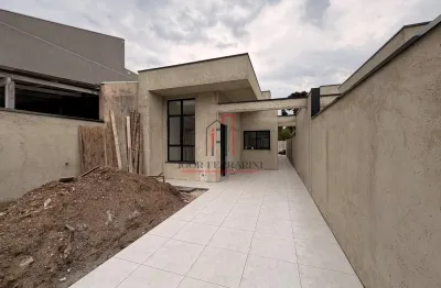 Casa nova, localizada em quatro barras, a menos de 5 minutos do centro.