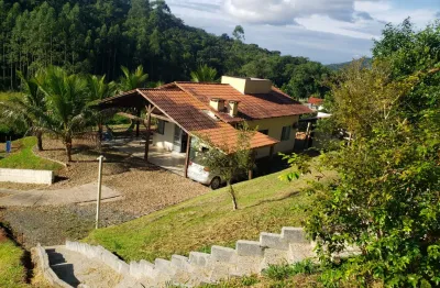 Imagine viver cercado pela natureza, com o som dos pássaros ao amanhecer, um lindo lago no quintal e todo o conforto de uma casa pensada para relaxar e aproveitar a vida!  esta chácara no bairro encan