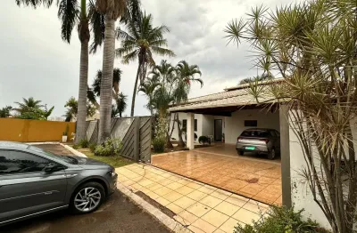 Casa arniqueira 3 suítes com banheira quintal arborizado cozinha planejada condomínio fechado garagem 6 carros.