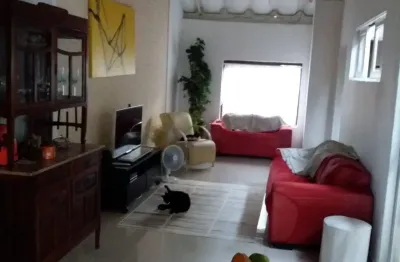 Imóvel composto por 2 casas no mesmo lote, área construída de 305.49 m2