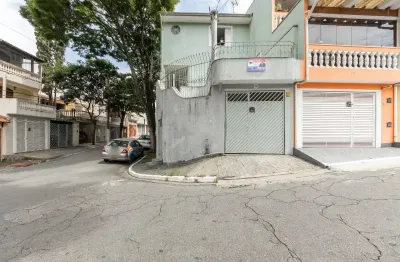 Sobrado, com muito espaço, terreno de esquina,e vizinhança silenciosa.