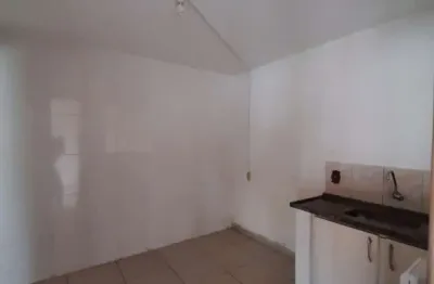 Casa em quintal compartilhado 1 dormitório + cozinha e banheiro
