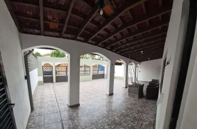 Casa com 3 dorms em 600 mts² de terreno, com piscina, 15 vagas de garagem e 100 metros do mar no ba