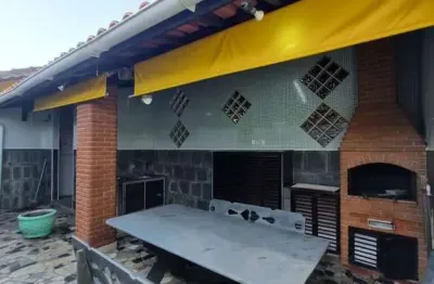 Casa em meio lote, sendo 35,00 metros de profundidade! 2 dormitórios, sendo 1 suíte!