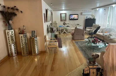 Copacabana, constante ramos, ap de luxo (1 por andar), 4 quartos com dependências e 4 vagas de garagem.