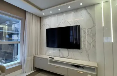 Oportunidade real na meia praia apartamento mobiliado com 3 suítes: r$ 900 mil abaixo do valor de mercado