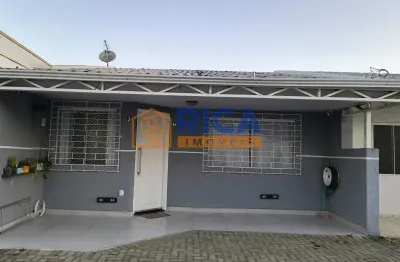 Casa em pequeno condominio, com cozinha planejada e área gourmet.