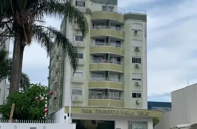 Apartamento de dois dormitórios sendo um suíte e uma garagem no itacorubi.