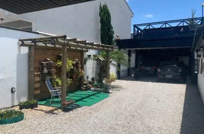 Casa diferenciada; com excelente aproveitamento de área externa!