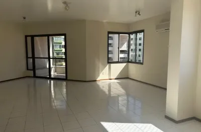 Apartamento amplo com 4 quartos sendo 2 suítes 3 vagas e vista panorâmica no centro de florianópolis
