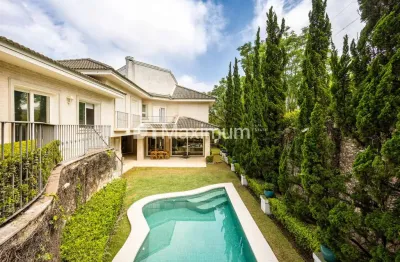 Casa reformada em alphaville com 980 m² de terreno e 730 m² construído.