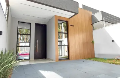 A casa que você sempre sonhou — em uma das localizações mais desejadas de cascavel!  essa residência encanta em cada detalhe  com uma sobra de terreno fantástica, ela oferece conforto, frescor e aque