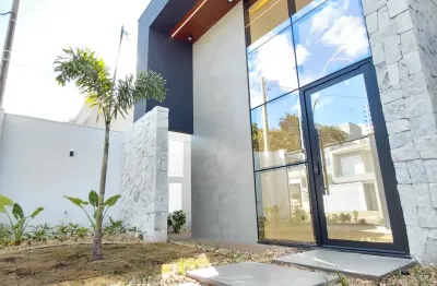 A casa que você sempre sonhou — em uma das localizações mais desejadas de cascavel!  essa residência encanta em cada detalhe  com uma sobra de terreno fantástica, ela oferece conforto, frescor e aque