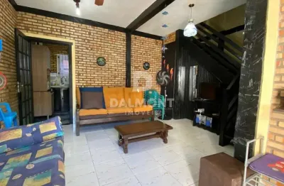 Peró - cabo frio - casa duplex com 3 quartos em condomínio com piscina