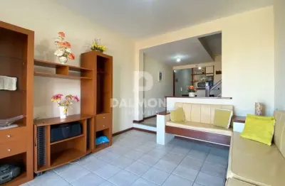 Peró - cabo frio - casa triplex em condomínio com piscina e churrasqueira