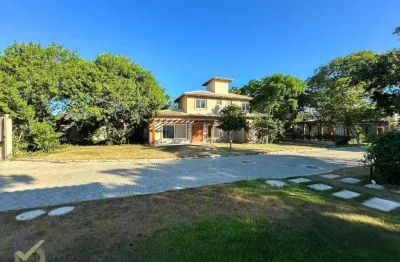 Casa nova em condomínio fechado, 4 suítes, duas no térreo, quintalzão, em manguinhos, armação dos búzios - rj