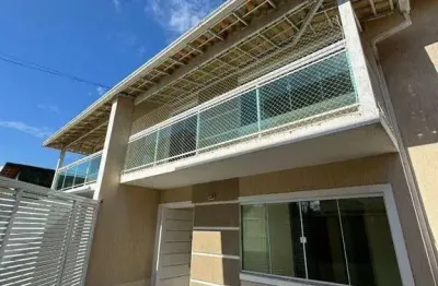 Casa duplex 4 quartos: uma suíte e um dos quartos no térreo, corredor lateral, área gourmet com churrasqueira no jardim mariléa, rio das ostras - rj