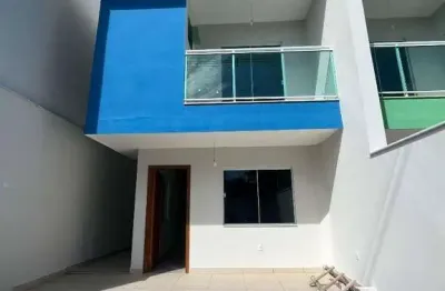 Casa duplex 3 quartos sendo 1 suíte com closet, energia fotovoltaica, área gourmet com churrasqueira, quintal, na granja dos cavaleiros, macaé - rj