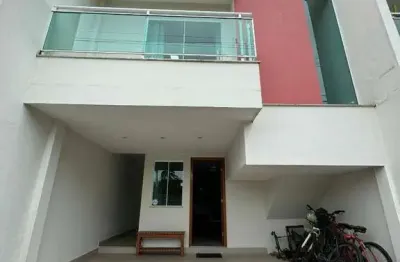 Casa duplex com 03 suítes, closets, área gourmet na granja dos cavaleiros, macaé - rj