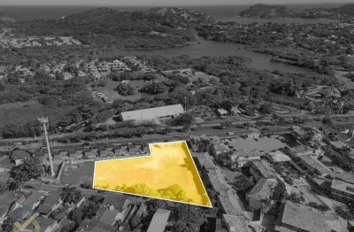 Lote único, totalmente plano, próximo à rua das pedras, exatamente em frente à rodoviária, ao lado da pousada don quixote, no miolo de búzios - rj