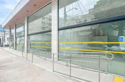 Lojas novas no coração de macaé – com acessibilidade e pé-direito alto para mezanino, disponíveis para locação, centro, macaé - rj