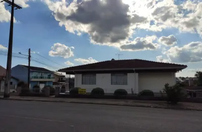 Casa na avenida nossa senhora de fátima, bairro stroparo, em irati-pr.