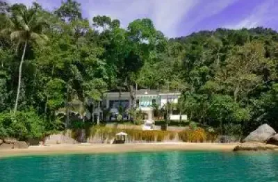 Casa  com frente para o mar pé na areia praias particular com mais de 160milmetros de  terreno mais área verde condomínio fechado para apenas três casas trapiche ,para sua embarcação.