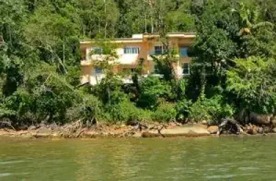 Casa  com frente para o mar pé na areia praias particular com mais de 160milmetros de  terreno mais área verde condomínio fechado para apenas três casas trapiche ,para seu yat..