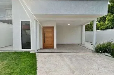 Linda casa com 3 quartos (1 suíte), área gourmet com churrasqueira e banheiro, varanda, quintal...