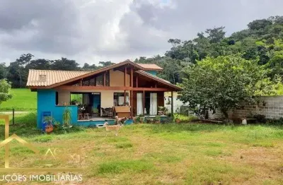 Casa de condomínio em meio a natureza, 3 suítes (sendo 1 closet), salão de jogos....