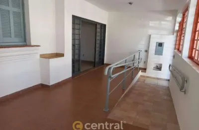 03 dormitórios ou salas com banheiros | 01 sala ampla | 01 banheiro pne