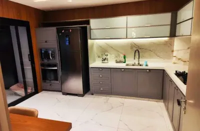 Sobrado para venda possui 380 metros quadrados com 5 quartos