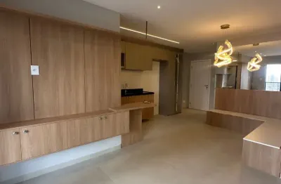 Lindo apartamento com 2 vagas de garagem, excelente localização.