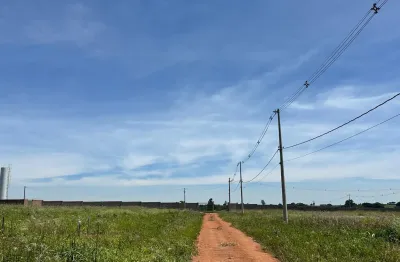 Área rural totalmente plana de frente (esquina) para estrada municipal
