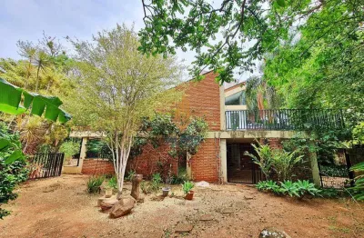 Linda casa rústica de esquina a venda na cidade universitária com terreno grande e belo paisagismo!