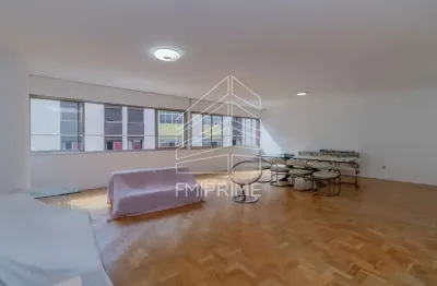 Apartamento super amplo para reforma pé direito alto, com janelões pela casa toda!!!