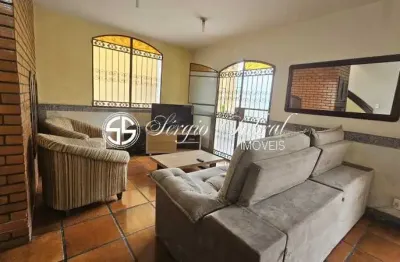 Charmosa casa em estilo colonial, perfeita para quem busca conforto, lazer e elegância!